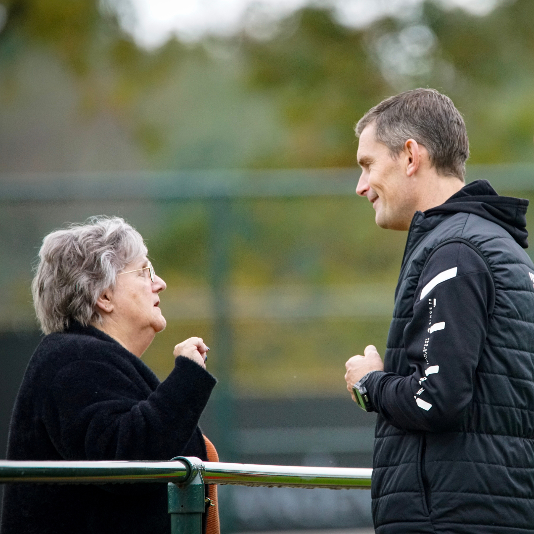 Jurgen Seegers in gesprek met een local op het trainingscomplex in De Rips.